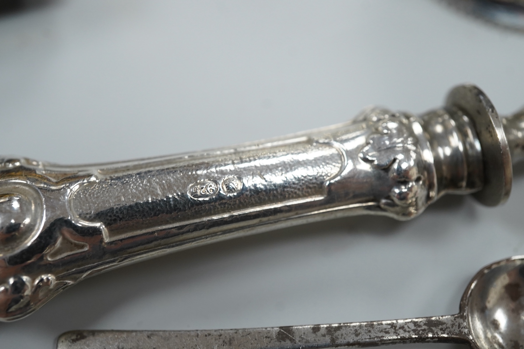 Sundry small silver items including a modern silver gilt mounted desk calendar, napkin rings including one plated, inkwell, etc.